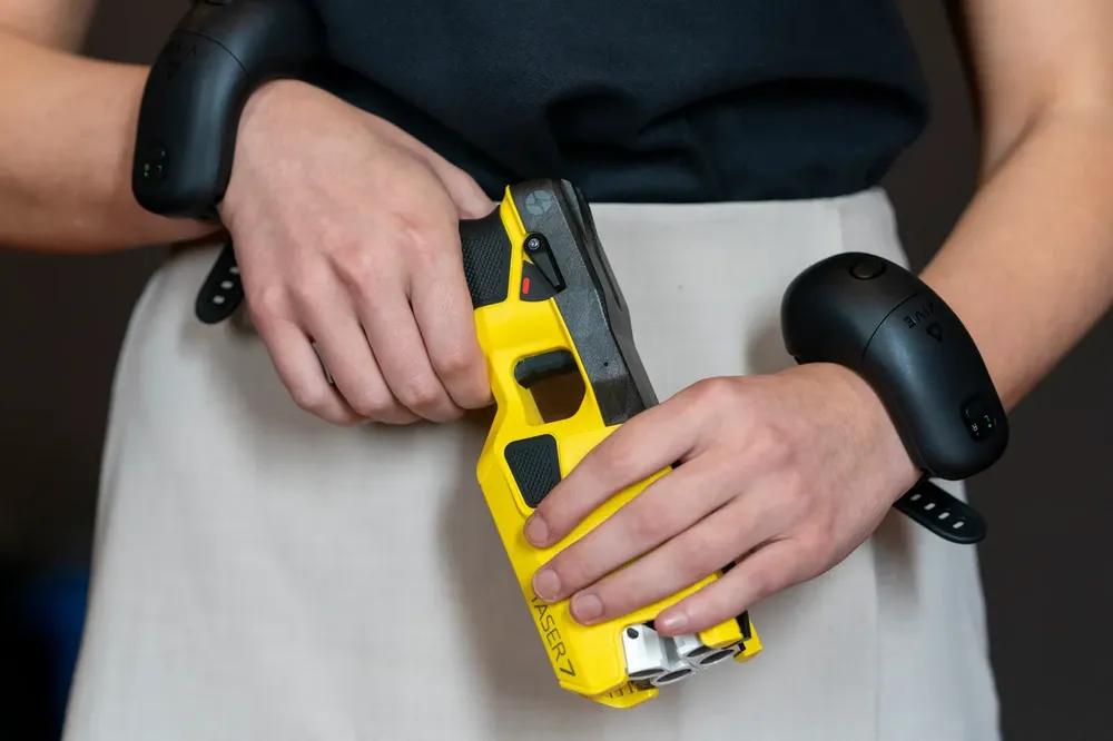 Pistolas-Taser-24-07-26-01