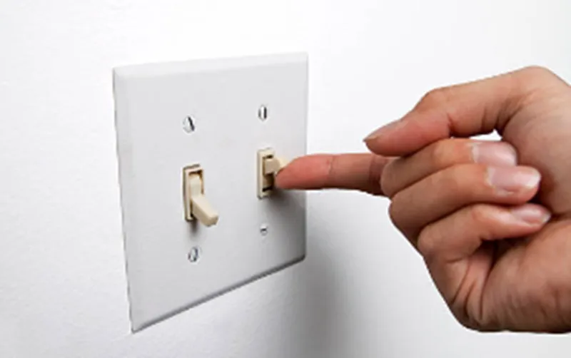 Mano-en-la-ficha-de-la-luz-25-01-08-01