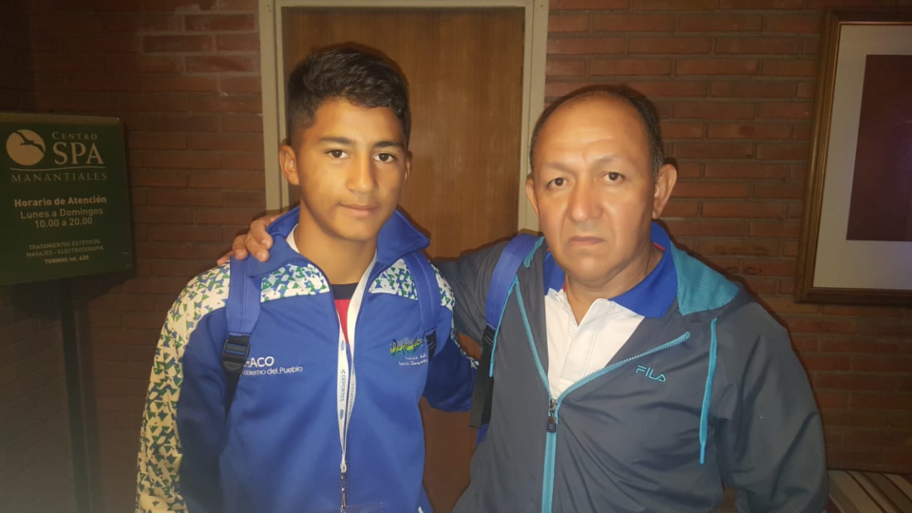 Oscar-Blanco-entrenador-de-boxeo-con-alumno 01