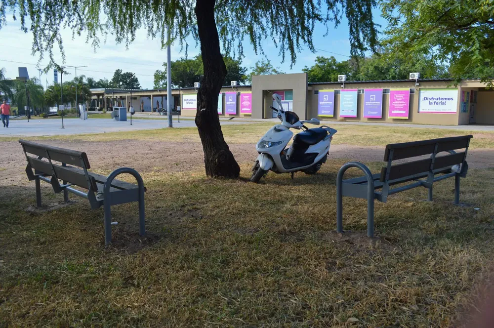 Restauracion-de-banco-de-la-plaza-25-de-mayo-24-02-05-02