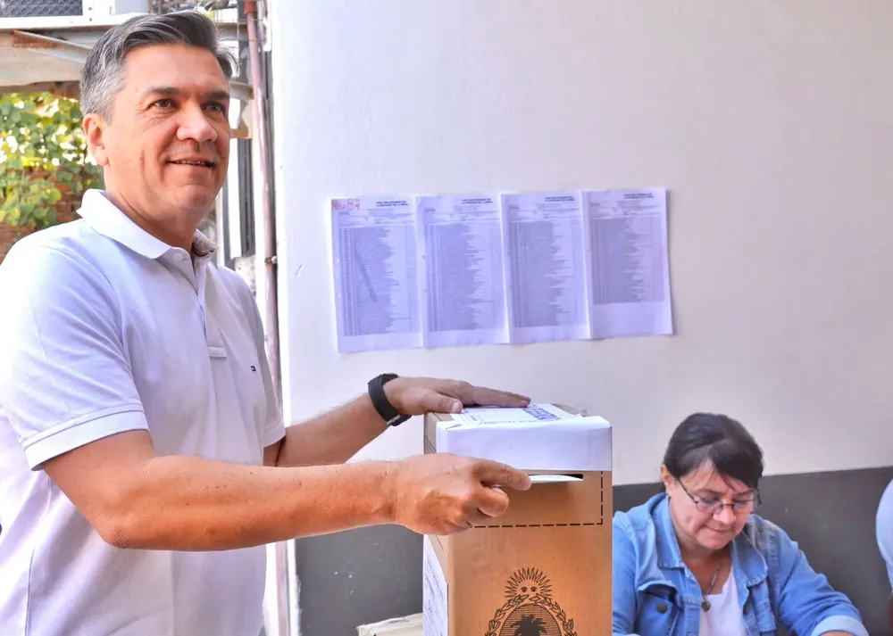 Leandro-Zdero-emite-su-voto-2023-11-05