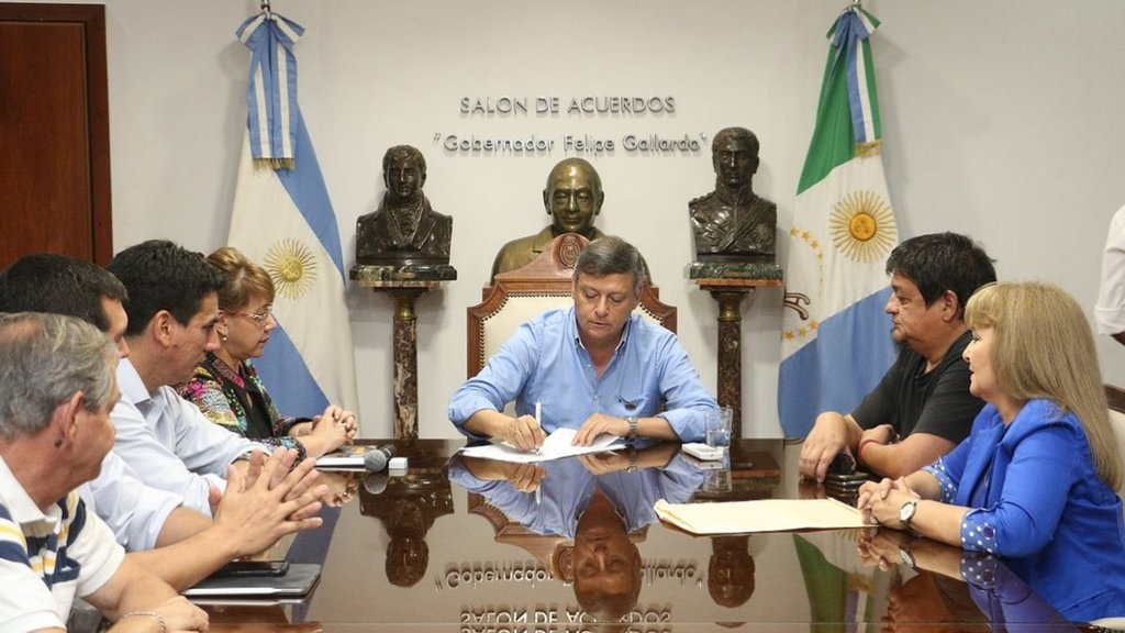 Acuerdo-del-gobernador-con-los-sindicatos-docentes-19-06-26-01