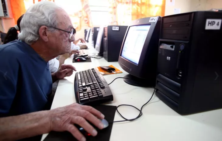 Adultos-mayores-informatica-22-06-14-01