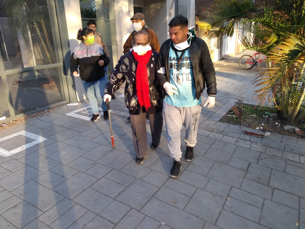 movimiento-Barrios-de-Pie-ayuda-a-adultos-mayores