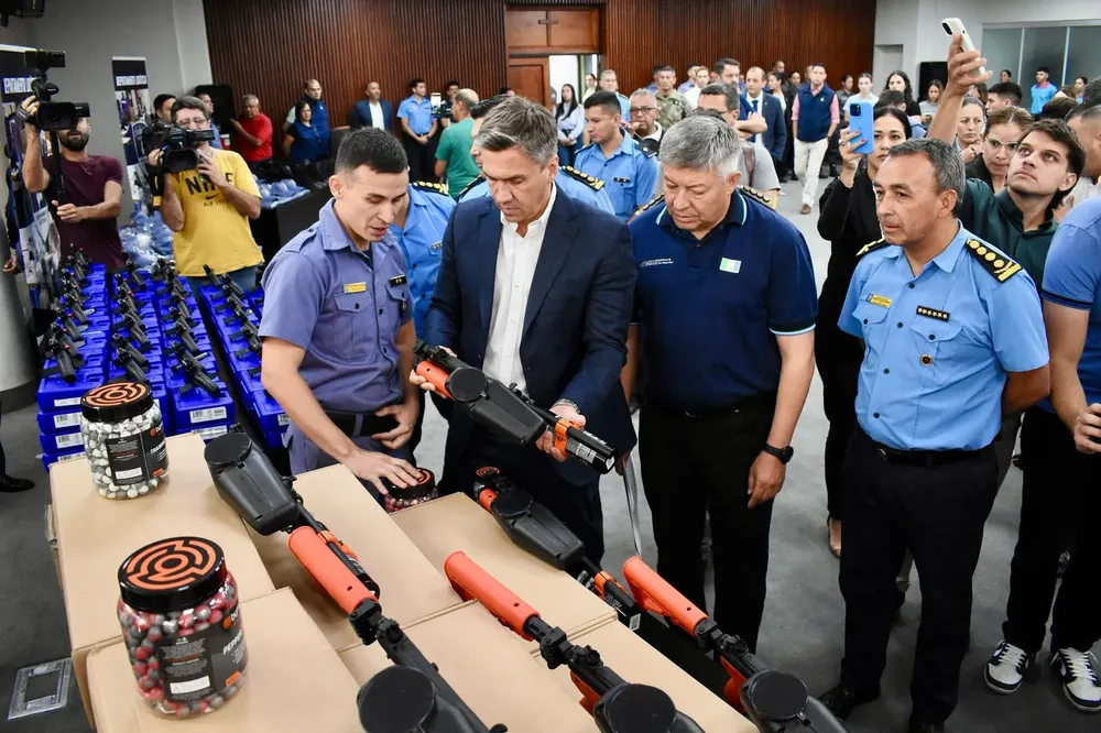 Entrega-equipamientos-a-FFSS-25-03-13-01