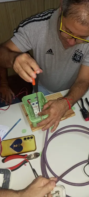 curso-de-electricidad-en-la-sede-del-gremio-del-insssep-03
