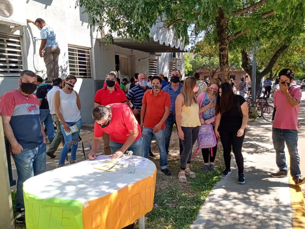 Vecinos-en-la-Direccion-Tributaria-Municipal-Patentes-21-11-16-01