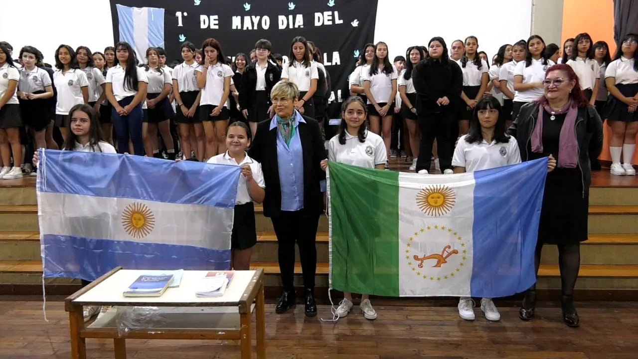 Promesa-a-la-bandera-para-estudiantes-secundarios-24-05-02-01