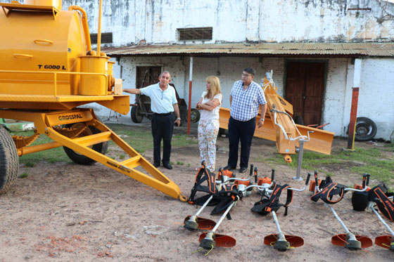 Aida-Ayala-Victor-Armella-entrega-de-maquinarias-17-01-03-01