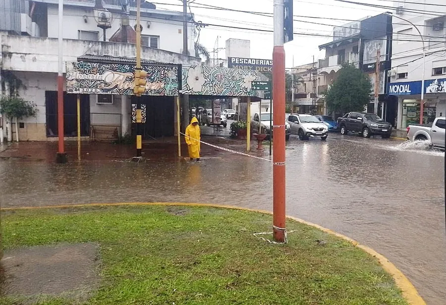 Corte-de-calles-por-agua-acumulada-25-10-17-04