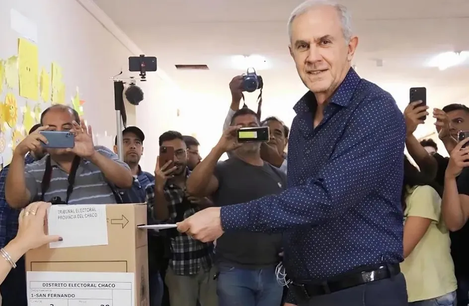 Roy-Nikisch-emite-su-voto-2023-11-06-02