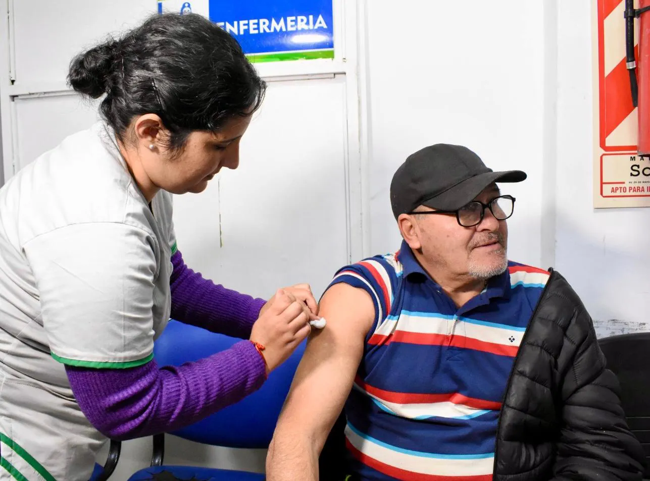 Vacunacion-en-la-farmaacia-social-del-insssep-25-06-12-03