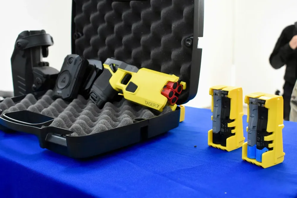 Entrega-equipamientos-a-FFSS-25-03-13-04