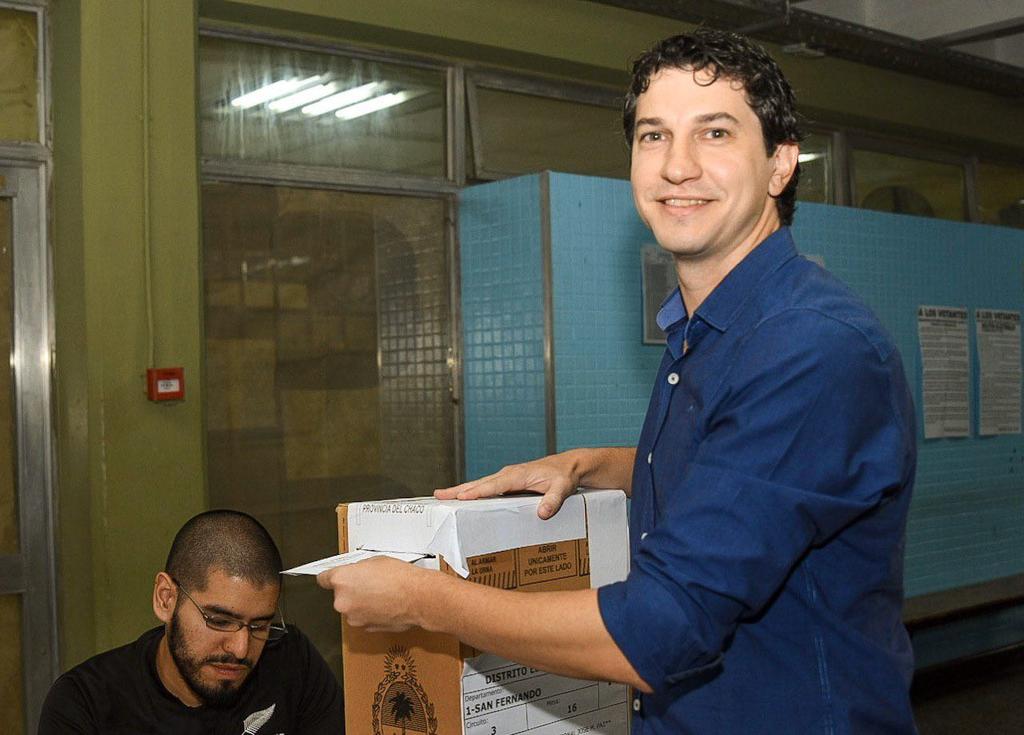 Diego-Arevalo-emite-su.voto-01