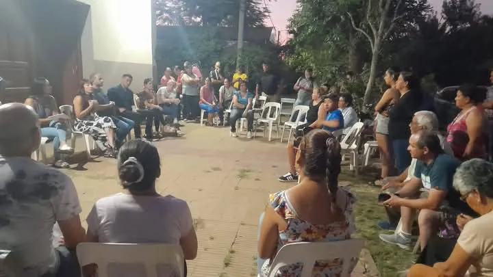 Bernardo-Voloj-con-vecinos-del-interior-del-Chaco_2