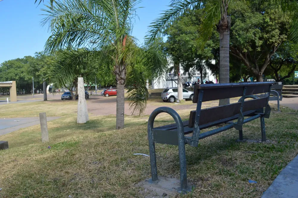 Restauracion-de-banco-de-la-plaza-25-de-mayo-24-02-05-03